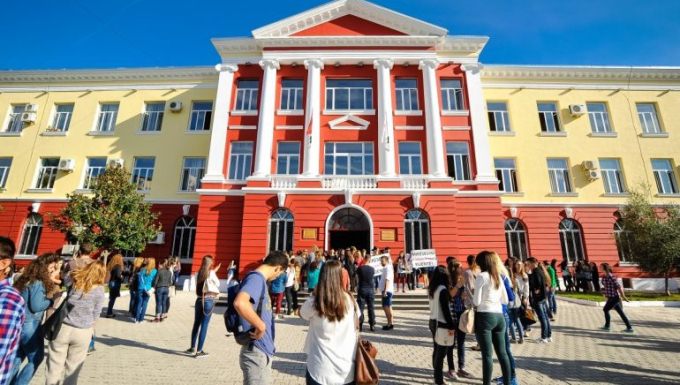 Studimi mbi arsimin ne Shqiperi: Vetem 1 ne 4 studente i kenaqur me sistemin arsimor